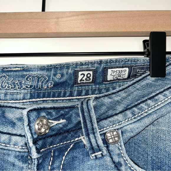 Miss Me Womens Jeans Size 27
JP5335P Capris Crystals/Studs
Flap Pockets - Picture 2 of 4